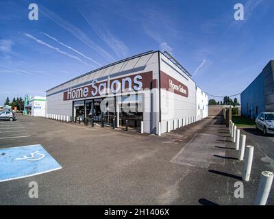 LE MANS, FRANCIA - Sep 26, 2021: La vista frontale del negozio Home Salons a le Mans, Francia Foto Stock