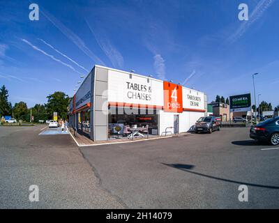 LE MANS, FRANCIA - Sep 26, 2021: Il marchio 4 PIEDS di tavoli e sedie a le Mans, Francia Foto Stock