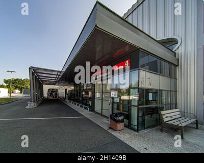 LE MANS, FRANCIA - Sep 26, 2021: L'ingresso di un pronto soccorso dell'ospedale a le Mans, Francia Foto Stock