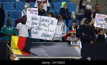 Amburgo, Germania. 8 ottobre 2021. Primo: 08.10.2021 Calcio: Calcio: DFB Nazionale Team WM QUALIFICAZIONE Germania - Romania 2: 1 tifosi con poster, banner, vuole Leon Goretzka maglia credito: dpa/Alamy Live News Foto Stock