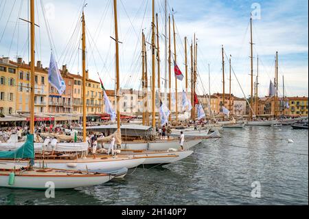 Il famoso villaggio di Saint-Tropez durante il prestigioso evento velico Les Voiles, Côte d'Azur, Francia Foto Stock