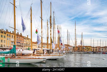 Il famoso villaggio di Saint-Tropez durante il prestigioso evento velico Les Voiles, Côte d'Azur, Francia Foto Stock