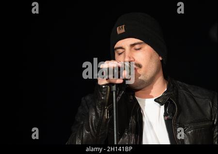 Francoforte, Germania. 14 Ott 2021. 14 ottobre 2021, Hessen, Francoforte sul meno: Dominic Sanz, membro della band Söhne Mannheims, canta durante una performance. Foto: Sebastian Gollnow/dpa Credit: dpa Picture Alliance/Alamy Live News Foto Stock