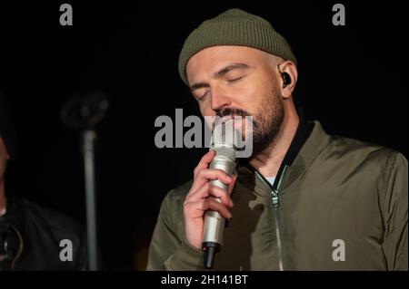 Francoforte, Germania. 14 Ott 2021. 14 ottobre 2021, Hessen, Francoforte sul meno: Michael Klimas, membro della band Söhne Mannheims, canta durante una performance. Foto: Sebastian Gollnow/dpa Credit: dpa Picture Alliance/Alamy Live News Foto Stock