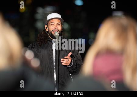 Francoforte, Germania. 14 Ott 2021. 14 ottobre 2021, Hessen, Francoforte sul meno: Karim Amun, membro della band Söhne Mannheims, canta durante una performance. Foto: Sebastian Gollnow/dpa Credit: dpa Picture Alliance/Alamy Live News Foto Stock