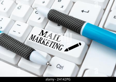 Testo di scrittura Mail Marketing. Business Approach atto di inviare messaggi commerciali Broadcast Sense Internet Browsing e Online Research Study Foto Stock