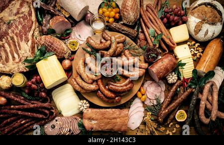 buffet di carne con scelta di salumi europei di lusso, salsicce e prosciutto Foto Stock