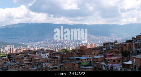 Medellin, Antioquia, Colombia - Dicembre 23 2020: Comuna 13, attrazione Turistica artistica urbana Cultural Historical Neighborhood Foto Stock