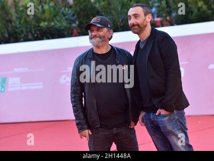 Roma, Italia. 15 ottobre 2021. ROMA, ITALIA - OTTOBRE 15: Marco Manetti e Antonio Manetti, noti come Manetti Bros., partecipano al tappeto rosso Manetti Bros durante il 16° Festival del Film di Roma 2021 il 15 ottobre 2021 a Roma. Credit: dpa/Alamy Live News Foto Stock