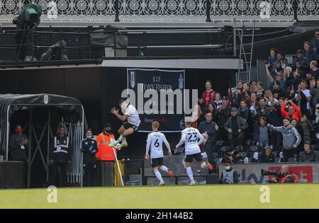 Craven Cottage, Fulham, Londra, Regno Unito. 16 ottobre 2021. EFL Championship Football, Fulham contro QPR; i giocatori Fulham festeggiano l'aumento di 1-0 nel 10° minuto con l'obiettivo di Aleksandar Mitrovic Credit: Action Plus Sports/Alamy Live News Foto Stock