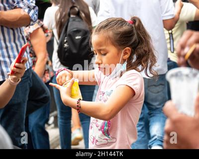 Medellin, Antioquia Colombia - 6 gennaio 2021: Piccola ragazza latina che mangia un gelato Foto Stock