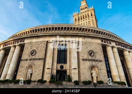 Varsavia, Polonia - 1 settembre 2018: Palazzo della Cultura e della Scienza o PKIN e la Sala dei Congressi o Sala Kongresowa nel centro di Varsavia, Polonia Foto Stock