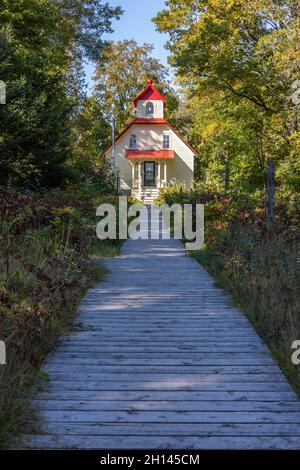 Passeggiata lungo il lago Michigan fino A Una Range Light Foto Stock