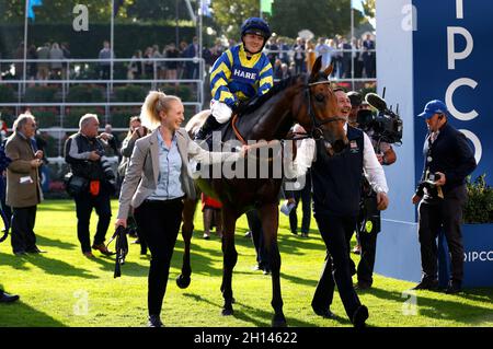 Il jockey Hollie Doyle festeggia con il cavallo Trueshan dopo aver vinto la Qipco British Champions Long Distance Cup durante la Qipco British Champions Day all'ippodromo di Ascot. Data foto: Sabato 16 ottobre 2021. Foto Stock