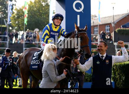 Il jockey Hollie Doyle festeggia con il cavallo Trueshan dopo aver vinto la Qipco British Champions Long Distance Cup durante la Qipco British Champions Day all'ippodromo di Ascot. Data foto: Sabato 16 ottobre 2021. Foto Stock