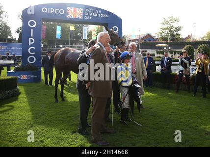 Il jockey Hollie Doyle festeggia con il cavallo Trueshan e la squadra dopo aver vinto la Qipco British Champions Long Distance Cup durante la Qipco British Champions Day all'ippodromo di Ascot. Data foto: Sabato 16 ottobre 2021. Foto Stock