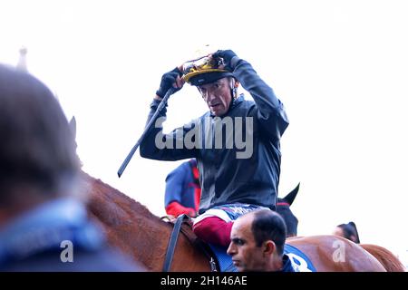 Stradovarous cavalcato dal jockey Frankie Dettori dopo aver finito terzo nella Qipco British Champions Long Distance Cup durante la Qipco British Champions Day all'ippodromo di Ascot. Data foto: Sabato 16 ottobre 2021. Foto Stock