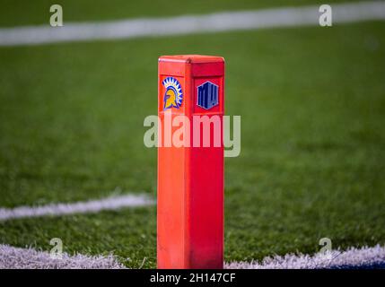 15 ottobre 2021, San Jose, CA USA San Jose state Spartans montagna occidentale linea d'oro pilone durante la partita di calcio NCAA tra San Diego state Aztechi e San Jose state Spartans. Aztechi ha vinto nel 19-13 al CEFCU Stadium di San Jose, California. Thurman James/CSM Foto Stock