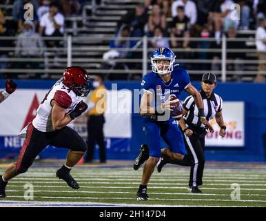 15 ottobre 2021, San Jose, CA USA San Jose state quarterback Nick Nash (16) evita di essere saccheggio durante la partita di calcio NCAA tra San Diego state Aztechi e San Jose state Spartans. Aztechi ha vinto nel 19-13 al CEFCU Stadium di San Jose, California. Thurman James/CSM Foto Stock