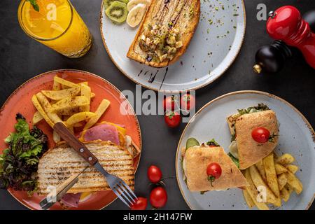 Vari tipi di toast e sandwich su tavola di pietra Foto Stock