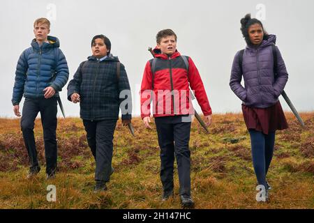 TOM TAYLOR, RHIANNA DORRIS, DEAN CHAUMOO E LOUIS ASHBOURNE SERKIS NEL BAMBINO CHE SAREBBE RE (2019), DIRETTO DA JOE CORNISH. Credit: Big Talk Pictures/Working Title Films/Album Foto Stock