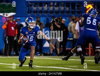 15 ottobre 2021, San Jose, CA USA San Jose state quarterback Nick Nash (16) cerca il passaggio profondo durante la partita di calcio NCAA tra San Diego state Aztechi e San Jose state Spartans. Aztechi ha vinto nel 19-13 al CEFCU Stadium di San Jose, California. Thurman James/CSM Foto Stock