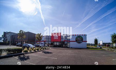 LE MANS, FRANCIA - Sep 26, 2021: La vista frontale del negozio Cuir Centre a le Mans, Francia Foto Stock