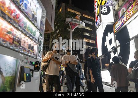 Le persone che indossano le maschere camminano attraverso un vicolo nel quartiere Shibuya, Tokyo. La vita notturna all'interno del quartiere dei divertimenti di Tokyo, Shibuya torna alla normalità dopo che lo stato di emergenza correlato al Coronavirus è stato revocato a Tokyo. I ristoranti e i bar possono essere aperti di notte e servono alcolici di nuovo. (Foto di Stanislav Koggiku / SOPA Images/Sipa USA) Foto Stock