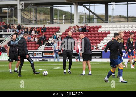 NORTHAMPTON, REGNO UNITO. 16 OTTOBRE i giocatori di Mansfield Town si riscaldano prima della partita della Sky Bet League 2 tra Northampton Town e Mansfield Town al PTS Academy Stadium di Northampton sabato 16 ottobre 2021. (Credit: John Cripps | MI News) Credit: MI News & Sport /Alamy Live News Foto Stock