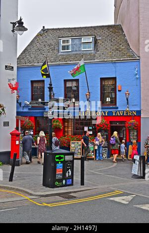 Il popolare Lifeboat Tavern, un pub tradizionale gallese situato nel cuore della vecchia cittadina balneare di Tenby nel Galles occidentale Foto Stock