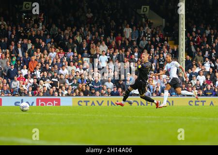 Craven Cottage, Fulham, Londra, Regno Unito. 16 ottobre 2021. EFL Championship Football, Fulham versus QPR; Bobby De Cordova-Reid (14) di Fulham spara e segna per il 3-1 nel 71° minuto di credito: Action Plus Sports/Alamy Live News Foto Stock