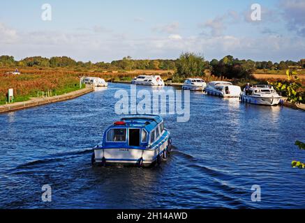 Traffico di barche e ormeggi sul fiume ANT sui Norfolk Broads in autunno a monte del ponte Ludham a Ludham, Norfolk, Inghilterra, Regno Unito. Foto Stock