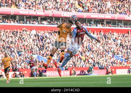 Birmingham, Regno Unito. 16 ottobre 2021. Ezri Konsa #4 di Aston Villa Heads on Goal, salvato a Birmingham, Regno Unito il 10/16/2021. (Foto di Mark Cosgrove/News Images/Sipa USA) Credit: Sipa USA/Alamy Live News Foto Stock