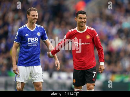 Cristiano Ronaldo del Manchester United e Jonny Evans di Leicester City durante la partita della Premier League al King Power Stadium di Leicester. Data foto: Sabato 16 ottobre 2021. Foto Stock