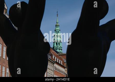 Nikolaj Contemporary Art Center (ex Chiesa di San Nicola), visto da una scultura su Gammel Strand, Copenhagen, Danimarca, Scandinavia, ottobre 2021 Foto Stock