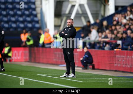 Preston, Regno Unito. 16 ottobre 2021. Il direttore della contea di Derby Wayne Rooney guarda avanti. EFL Skybet Championship Match, Preston North End contro Derby County al Deepdale Stadium di Preston sabato 16 ottobre 2021. Questa immagine può essere utilizzata solo a scopo editoriale. Solo per uso editoriale, licenza richiesta per uso commerciale. Nessun uso in scommesse, giochi o un singolo club/campionato/giocatore publications.pic di Chris Stading/Andrew Orchard sport fotografia/Alamy Live News credito: Andrew Orchard sport fotografia/Alamy Live News Foto Stock