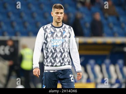 Sinsheim, Germania. 15 ottobre 2021. Andrej Kramaric di Hoffenheim si riscalda durante il campionato tedesco Bundesliga partita di calcio tra TSG Hoffenheim e FC Koln il 15 ottobre 2021 alla PreZero Arena di Sinsheim, Germania - Foto: Heiko Becker/DPPI/LiveMedia credito: Agenzia indipendente di foto/Alamy Live News Foto Stock