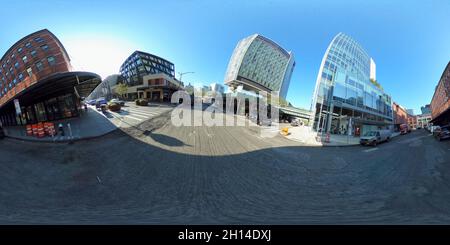 Visualizzazione panoramica a 360 gradi di New York, NY, USA - 16 ottobre 2021: Strada di ripavimentazione nel Meat Packing District in proiezione VR 360