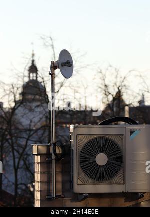 (211016) -- VILNIUS, 16 ottobre 2021 (Xinhua) -- un condizionatore d'aria è visto sul tetto di un edificio a Vilnius, Lituania, 16 ottobre 2021. Il prezzo medio dell'elettricità in Lituania è aumentato del 41% nel mese di settembre, raggiungendo i 123.96 euro per megawatt-ora (MWh) -- il più alto negli stati baltici, secondo il fornitore di energia elettrica Elektrum Lietuva. Di conseguenza, tutti i consumatori residenziali del paese dovrebbero aspettarsi di pagare di più per il calore. I prezzi dell'elettricità hanno visto il più grande salto a Vilnius, la capitale del paese, dove, secondo le autorità della città, le bollette del riscaldamento potrebbero Foto Stock