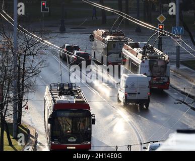 (211016) -- VILNIUS, 16 ottobre 2021 (Xinhua) -- gli autobus Trolly operano a Vilnius, Lituania, 16 ottobre 2021. Il prezzo medio dell'elettricità in Lituania è aumentato del 41% nel mese di settembre, raggiungendo i 123.96 euro per megawatt-ora (MWh) -- il più alto negli stati baltici, secondo il fornitore di energia elettrica Elektrum Lietuva. Di conseguenza, tutti i consumatori residenziali del paese dovrebbero aspettarsi di pagare di più per il calore. I prezzi dell'elettricità hanno visto il più grande salto a Vilnius, la capitale del paese, dove, secondo le autorità della città, le bollette del riscaldamento potrebbero salire fino al 60% di t Foto Stock