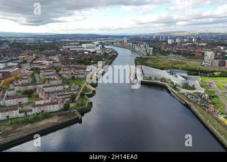 Vista aerea del fiume Clyde a Glasgow guardando verso ovest verso Govan e il Riverside Museum Foto Stock