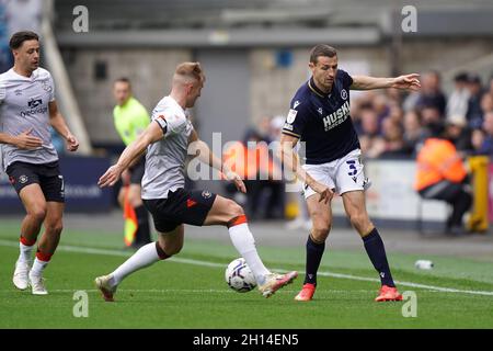 Murray Wallace di Millwall durante la partita del campionato Sky Bet al Den, Londra. Data foto: Sabato 16 ottobre 2021. Foto Stock