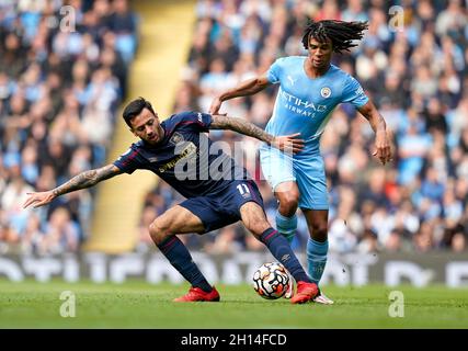 Manchester, Regno Unito, 16 ottobre 2021. Nathan Ak di Manchester City (R) sfida Dwight McNeil di Burnley durante la partita della Premier League all'Etihad Stadium di Manchester. Il credito d'immagine dovrebbe leggere: Andrew Yates / Sportimage Foto Stock