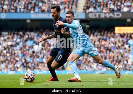 Manchester, Regno Unito, 16 ottobre 2021. Phil Foden di Manchester City (R) vibra con Dwight McNeil di Burnley durante la partita della Premier League all'Etihad Stadium di Manchester. Il credito d'immagine dovrebbe leggere: Andrew Yates / Sportimage Foto Stock