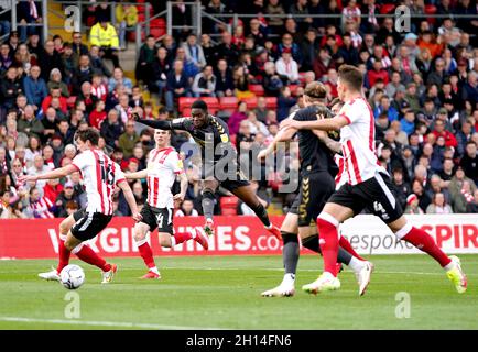 Jonathan Leko (al centro) di Charlton Athletic tenta un tiro al traguardo durante la partita della Sky Bet League One allo stadio LNER di Lincoln. Data foto: Sabato 16 ottobre 2021. Foto Stock