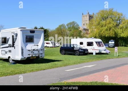 Camper e roulotte moderni sul Tewkesbury Abbey Caravan e Motorhome Club Site. Foto Stock