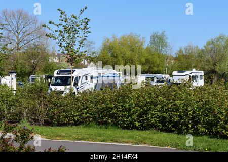 Camper e roulotte moderni sul Tewkesbury Abbey Caravan e Motorhome Club Site. Foto Stock