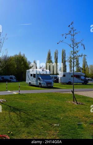 Camper e roulotte moderni sul Tewkesbury Abbey Caravan e Motorhome Club Site. Foto Stock