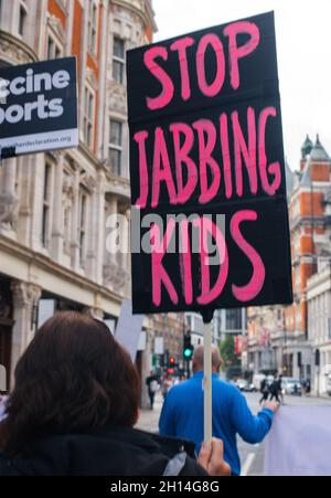 Londra, Inghilterra, Regno Unito 16 ottobre 2021 protesta anti-blocco e anti-vaccinazione. Persone per la gente. Circa duecento manifestanti si sono riuniti ad Hyde Park per protestare contro i passaporti di Covid e la vaccinazione dei bambini Foto Stock