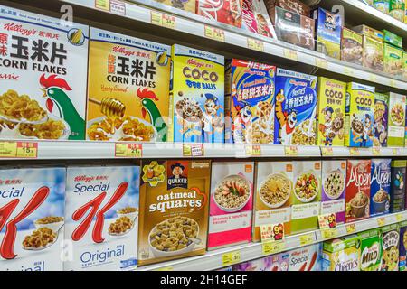 Hong Kong, supermercato Wellcome alimentari negozio alimentare all'interno di scatole di cereali colazione, Kellogg's Quaker farinata d'avena piazze speciali K corn flakes simboli cinesi Foto Stock